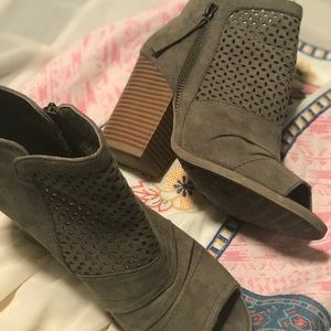 Altar’d state Tan/Grey peep-toe ankle booties